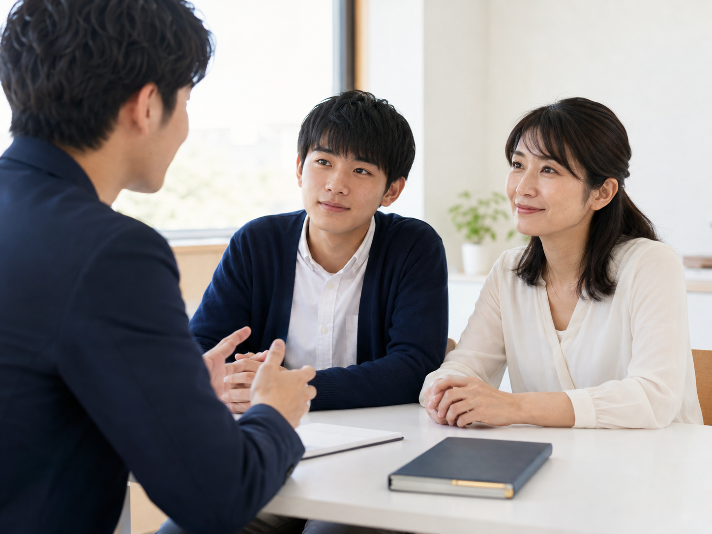 保護者と生徒が無料学習カウンセリングを受ける様子
